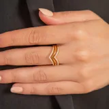 Anillo de oro 9k con diseño en forma de V, compuesto por dos bandas unidas, una de ellas con engaste de circonias brillantes.
