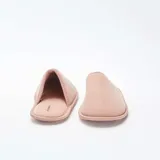 Pantuflas destalonadas de terciopelo color rosa con suela plana.