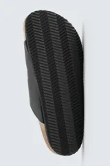 Sandalias marrones con doble tira ancha en el empeine, acabado engomado y ajuste con cierres adherentes. Plantilla anatómica y suela de corcho.