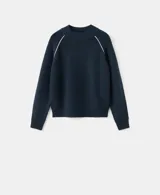 Sweater de punto color azul marino, con cuello redondo y mangas largas que presentan una línea blanca decorativa a lo largo de las costuras raglán y los puños.