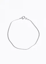 Pulsera de plata 925 con cadena fina labrada tipo cola de ratón y cierre de mosquetón.