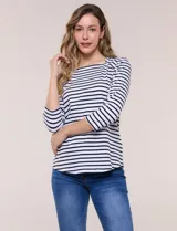 Remera con diseño de rayas horizontales en blanco y negro, con escote bote y mangas tres cuartos raglán.