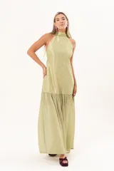 Vestido largo verde con cuello halter, cuerpo con diseño de rombos pespuntados y falda fluida transparente.