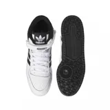 Championes adidas Forum Mid de corte medio, con diseño clásico en color blanco y detalles en negro. Presentan el icónico logo del trébol en el lateral, las tres tiras características de la marca en los costados y una tira de velcro ajustable en el tobillo para mayor sujeción.