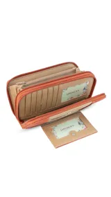 Billetera larga de diseño combinado en tonos terracota y beige, confeccionada en material sintético con textura tipo gamuza y lisa. Cuenta con cierre perimetral, solapa frontal con broche a presión y visor para documentos, además de múltiples compartimentos internos para tarjetas, billetes y monedero con cierre.