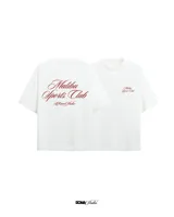Remera blanca de algodón con cuello redondo y estampado en la espalda con la frase "Malibu Sports Club by Rona Studio" en color rojo.