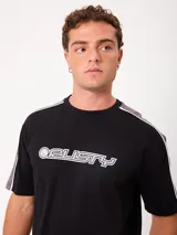 Remera negra de manga corta con diseño deportivo, parte superior de las mangas en color gris con ribete blanco y estampa frontal con la marca Rusty.