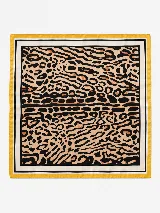 Pañuelo cuadrado de satén con estampado de leopardo en el centro y bordes decorados con franjas negras y rojas.