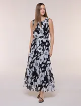 Vestido maxi plisado de gasa con estampado floral en blanco y negro, sin mangas, con escote redondo y lazo para anudar en la cintura.