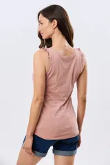 Musculosa azul marino con escote redondo y tirantes decorados con volados fruncidos.