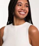 Musculosa cropped de viscosa acanalada, sin mangas y cuello redondo.