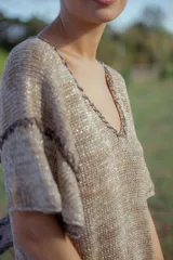 Vestido corto tejido en lurex dorado, con escote en V y mangas cortas.