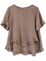 Blusa de lino color visón, con cuello redondo, mangas cortas con volados y diseño en capas con detalles de volados en el ruedo.