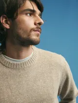 Sweater de escote redondo con manga larga, confeccionado en tejido moteado de textura suave.