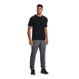 Pantalón deportivo Under Armour de corte cónico, confeccionado en tejido antidesgarro resistente al viento. Presenta cintura elástica con cordón interno, bolsillos laterales y cremalleras en los tobillos para mayor practicidad.