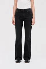 Jean de corte semi-oxford color negro, con ajuste en cintura y caderas, y pierna ligeramente acampanada. Presenta cierre frontal con botón y bolsillos laterales.