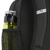 Mochila Puma modelo Deck, color negro, con diseño funcional que incluye correas frontales ajustables, bolsillos laterales de malla y compartimento principal con cierre. Presenta el logo de la marca en una etiqueta rectangular en el frente.