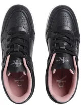 Zapatillas urbanas Calvin Klein Jeans de cuero sintético negro con logo en el lateral, suela cupsole blanca con línea rosa y forro interior rosa.