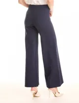 Pantalón palazzo azul marino de tiro alto, confeccionado en tejido elastizado. Presenta una cintura lisa y costuras verticales pronunciadas a lo largo de cada pierna. El corte es amplio desde la cadera hasta el ruedo, con una caída elegante.
