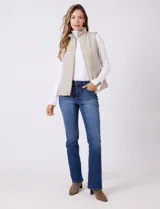 Chaleco capitoneado color verde oliva, con cuello alto, cierre frontal completo y bolsillos laterales. El interior está completamente forrado en símil piel para mayor calidez.