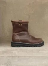 Botas cortas de cuero color marrón chocolate, con suela track negra y costuras a la vista.
