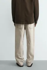 Jeans straight ankle fit de tiro medio, confeccionados en denim de algodón con efecto lavado en tono beige. Presenta diseño de cinco bolsillos, presillas para cinturón y cierre frontal con cremallera y botón metálico.