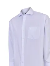 Camisa de manga larga RKF con diseño de rayas verticales finas en tonos pastel. Presenta cuello clásico, cierre frontal con botones y un bolsillo en el pecho con el logo de la marca bordado.