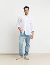 Camisa celeste de manga larga con cuello button-down, confeccionada en tejido rústico de algodón y lino.