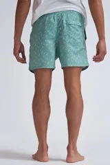 Short de baño de corte clásico con estampado de palmeras pequeñas en color verde. Cuenta con cintura elástica y cordón ajustable.
