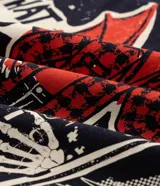 Remera negra de algodón con cuello redondo, manga corta y gran estampa en la espalda con diseño de Foo Fighters en tonos rojos y blancos.