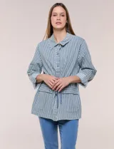 Campera liviana de algodón con estampado de rayas azules y blancas, corte semi holgado con cordón ajustable en la cintura. Cuenta con cuello camisero, cierre frontal con botones, bolsillos con solapa en la parte inferior y mangas largas regulables.