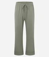 Pijama largo de dos piezas color verde militar, confeccionado en modal con elastano, con detalles satinados. Consta de una camisa de manga larga con cuello solapa y cierre frontal de botones, y un pantalón largo de cintura elástica.
