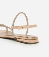 Sandalia plana color champagne con punta cuadrada y tiras finas cruzadas con strass.