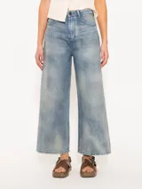 Pantalón de jean celeste de corte ancho, con tiro alto y lavado claro.