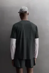 Camiseta de entrenamiento de corte relajado, confeccionada en tejido técnico ligero y elástico con textura microperforada. Presenta cuello redondo, manga corta y costuras termofijadas.