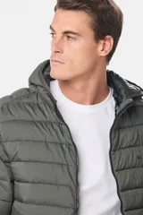 Campera de abrigo gris oscuro, capitoneada, con cuello alto y capucha desmontable. Cierre frontal con cremallera y bolsillos laterales con cierre. Logo bordado en el pecho.