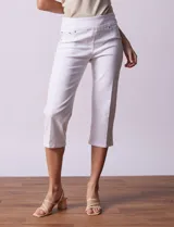 Pantalón capri blanco de algodón denim con pretina ancha elastizada, bolsillos delanteros simulados y bolsillos traseros aplicados.