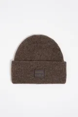 Gorro tipo beanie de punto acanalado en color negro, con vuelta y parche frontal con el logo de la marca Bimba y Lola.