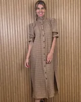 Vestido midi color marrón con patrón a cuadros, cuello alto fruncido, cierre frontal abotonado y mangas cortas abullonadas con puños elásticos.