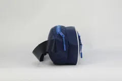 Riñonera azul marino de nylon con doble cierre, correa regulable y logo de los Dallas Mavericks de la NBA.