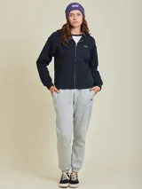 Canguro con cierre color gris topo, con capucha y logo bordado en el pecho.