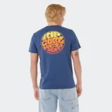 Remera Rip Curl modelo Wettie Passage Icon, color azul con diseño estampado circular en el pecho.