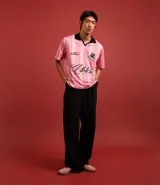 Pantalón baggy de jean azul, con bolsillos delanteros tipo cuchillo y bolsillos traseros.