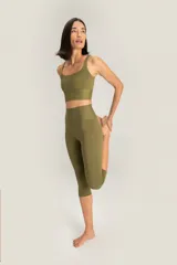 Calza capri deportiva verde con cintura alta.