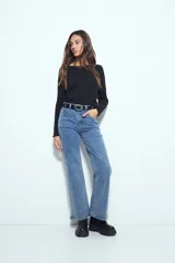 Remera de manga larga con ajuste al cuerpo, confeccionada en tejido acanalado de color marrón. Presenta cuello redondo y terminaciones con borde ondulado en puños y ruedo.