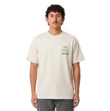 Remera blanca de manga corta, con cuello redondo y diseño gráfico estampado en el pecho con texto en color verde.