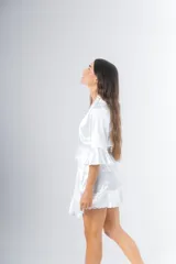 Bata corta color blanco de satén elastizado, con mangas tres cuartos con volados y lazo para atar en la cintura.