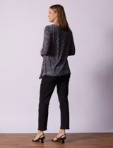 Blusa de modal estampado marca Ruby Rd, con apliques de brillos en el frente y mangas 3/4.