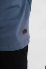 Remera de cuello redondo y manga corta, con corte clásico y diseño liso.