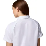 Camisa de manga corta Columbia, diseñada para senderismo, con cuello clásico, cierre frontal con botones y dos bolsillos frontales funcionales. Confeccionada con tecnología Omni-Shade para protección solar y Omni-Wick para absorción de humedad.